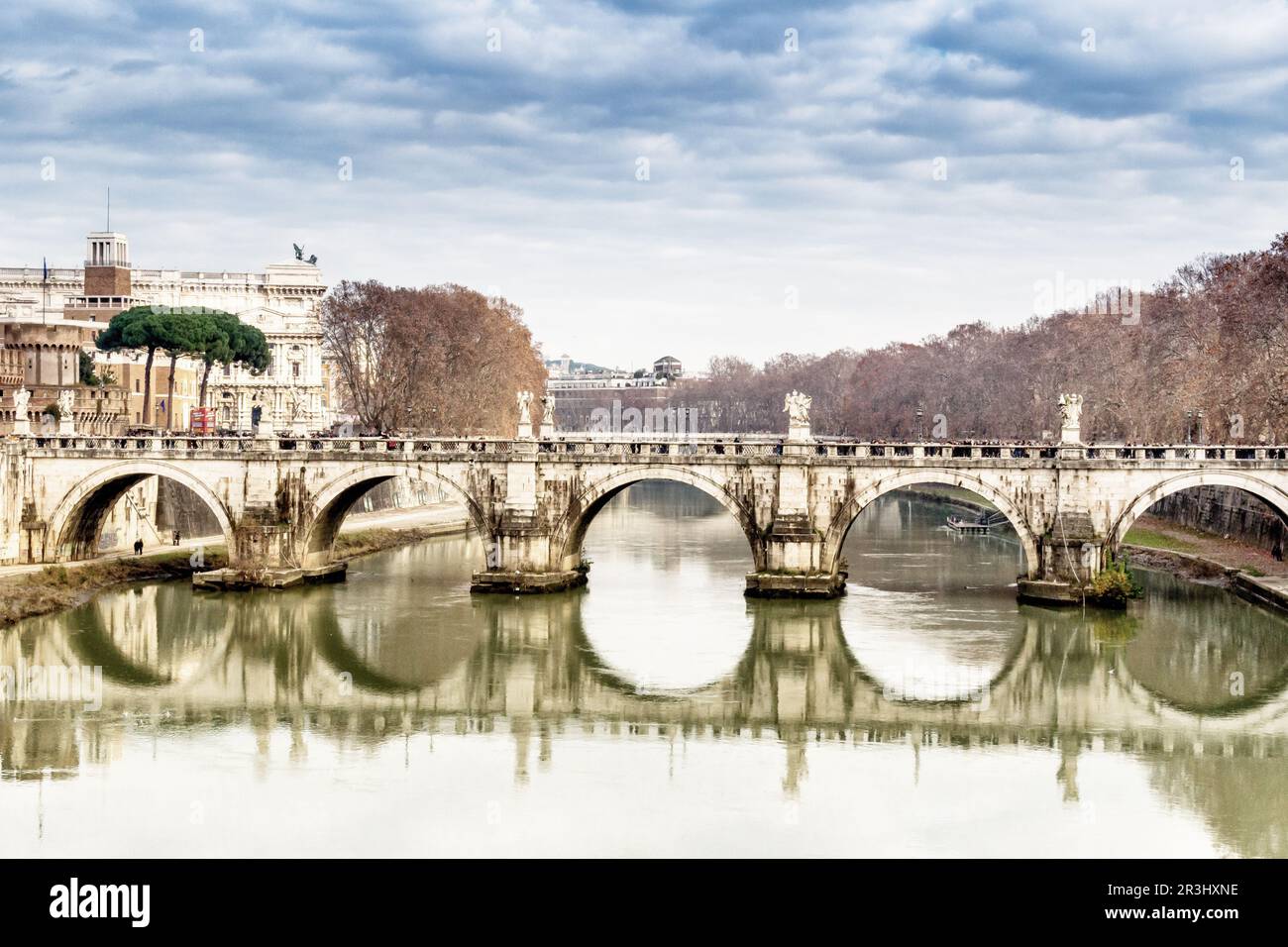 Ponte sul fiume Tevere nel centro di Roma Foto Stock