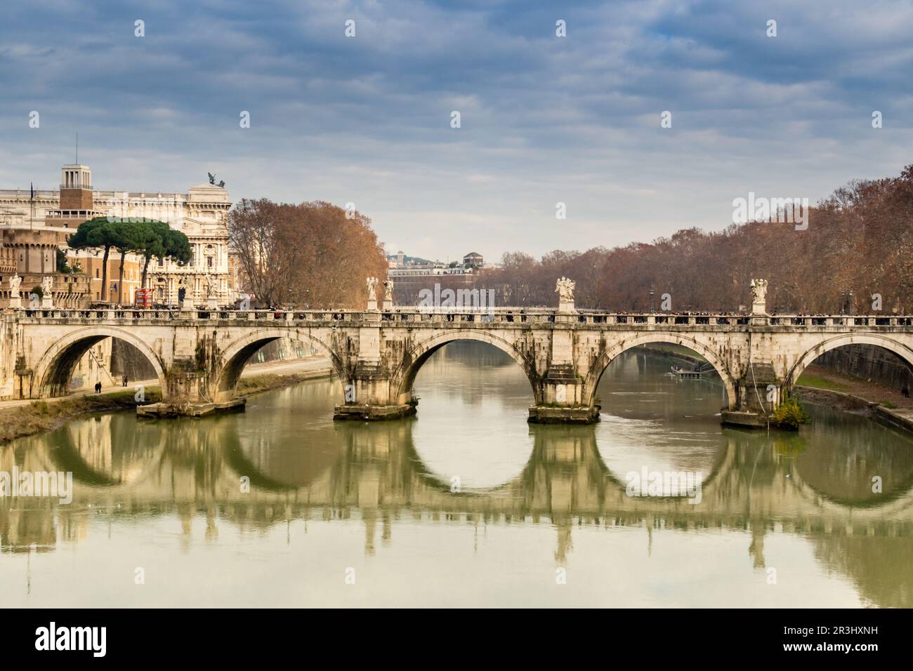 Ponte sul fiume Tevere nel centro di Roma Foto Stock