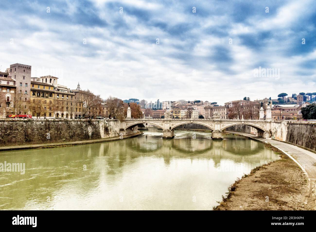Ponte sul fiume Tevere nel centro di Roma Foto Stock
