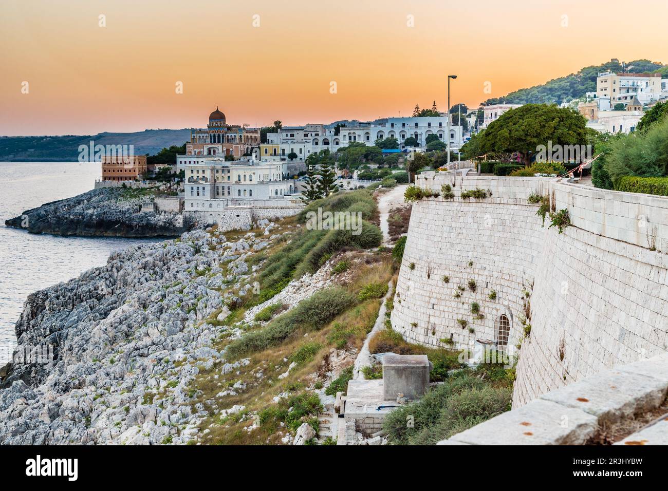 Paese sulla costa della penisola del Salento Foto Stock