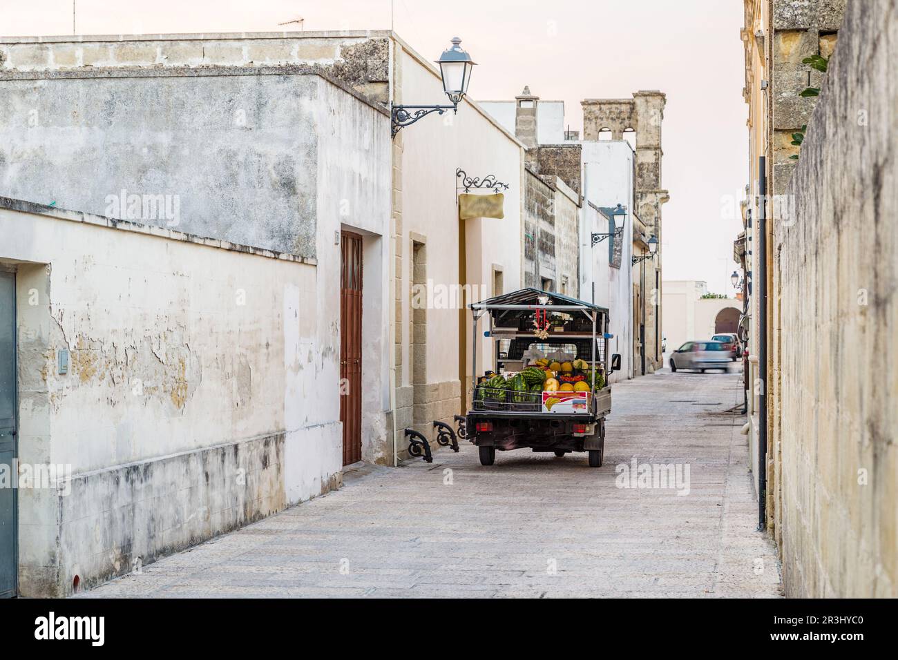 Veicolo a tre ruote in strada di cittadella fortificata Foto Stock