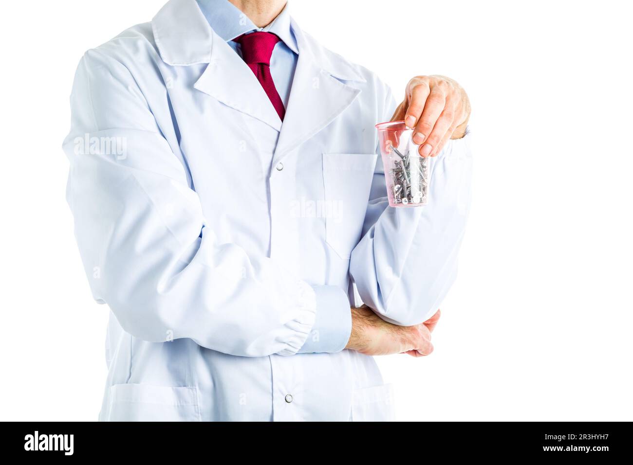Dottore in camice bianco che tiene un bicchiere di viti in acciaio Foto Stock