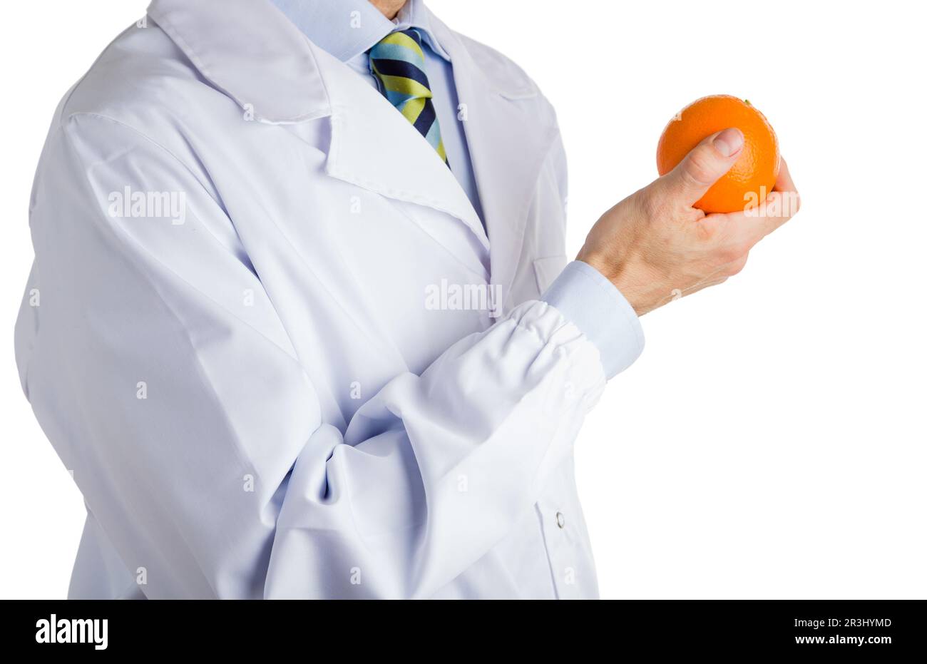 Uomo con mantello bianco medico che mostra arancione Foto Stock