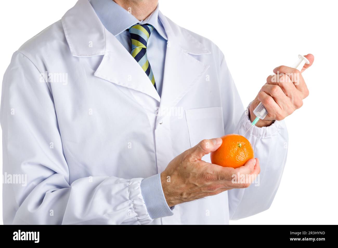 L'uomo in camice bianco medico fa un'iniezione ad arancio Foto Stock