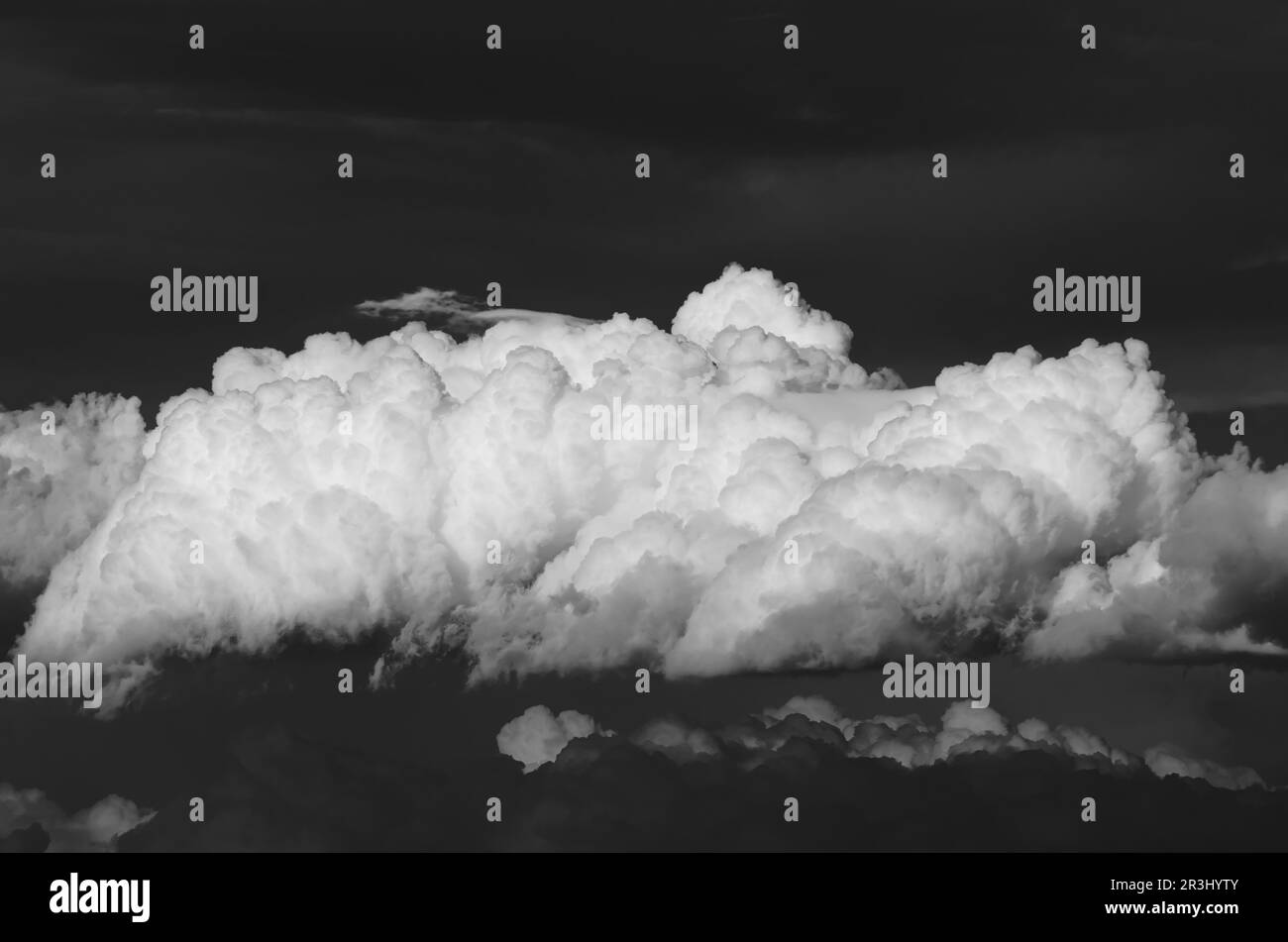 Nuvole bianche e nere di cumuli sul cielo scuro della Sicilia Foto Stock