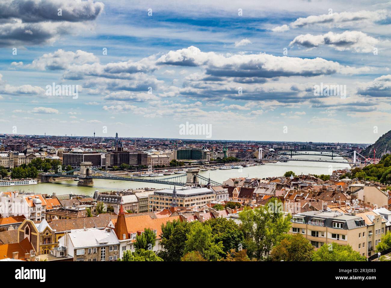 Il Danubio attraversa Budapest Foto Stock