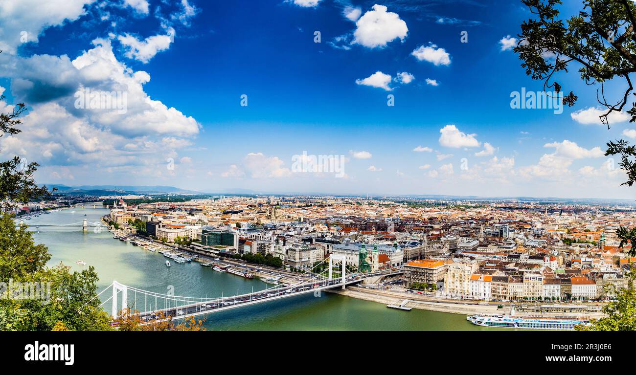 Il Danubio attraversa Budapest Foto Stock