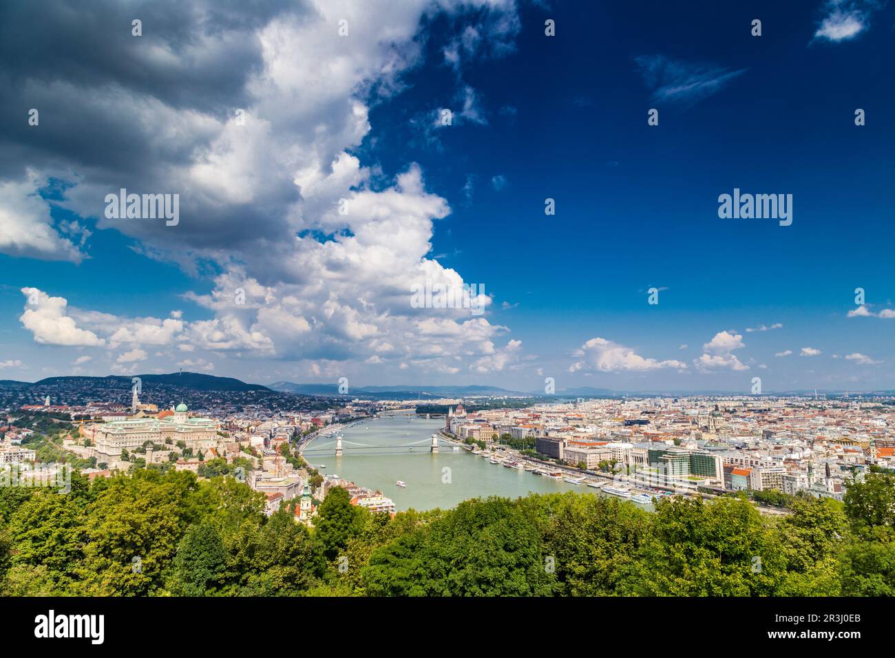 Il Danubio attraversa Budapest Foto Stock