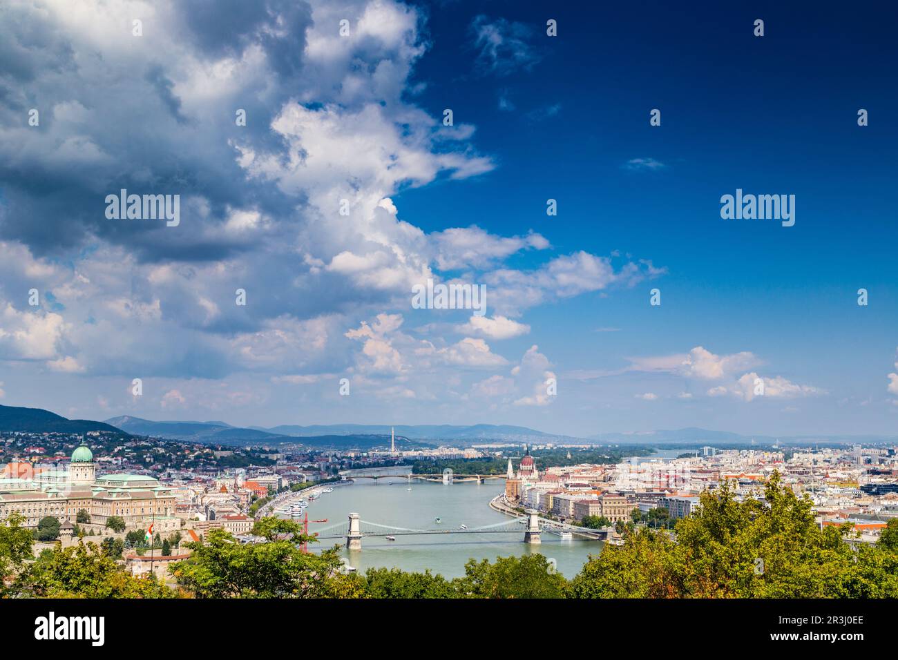 Il Danubio attraversa Budapest Foto Stock