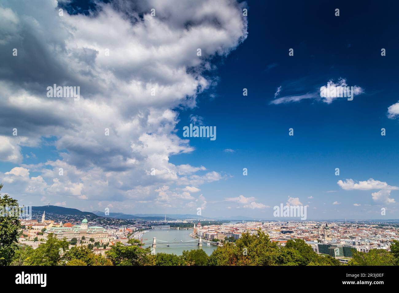 Il Danubio attraversa Budapest Foto Stock