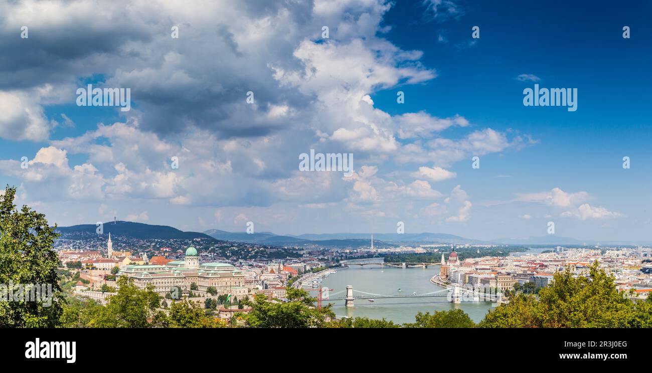 Il Danubio attraversa Budapest Foto Stock