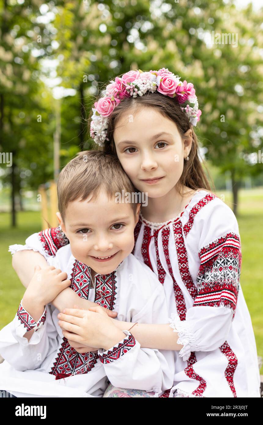 Bel ragazzo e ragazza, fratello e sorella, in abiti nazionali ricamati ucraini. Giornata dell'indipendenza Foto Stock