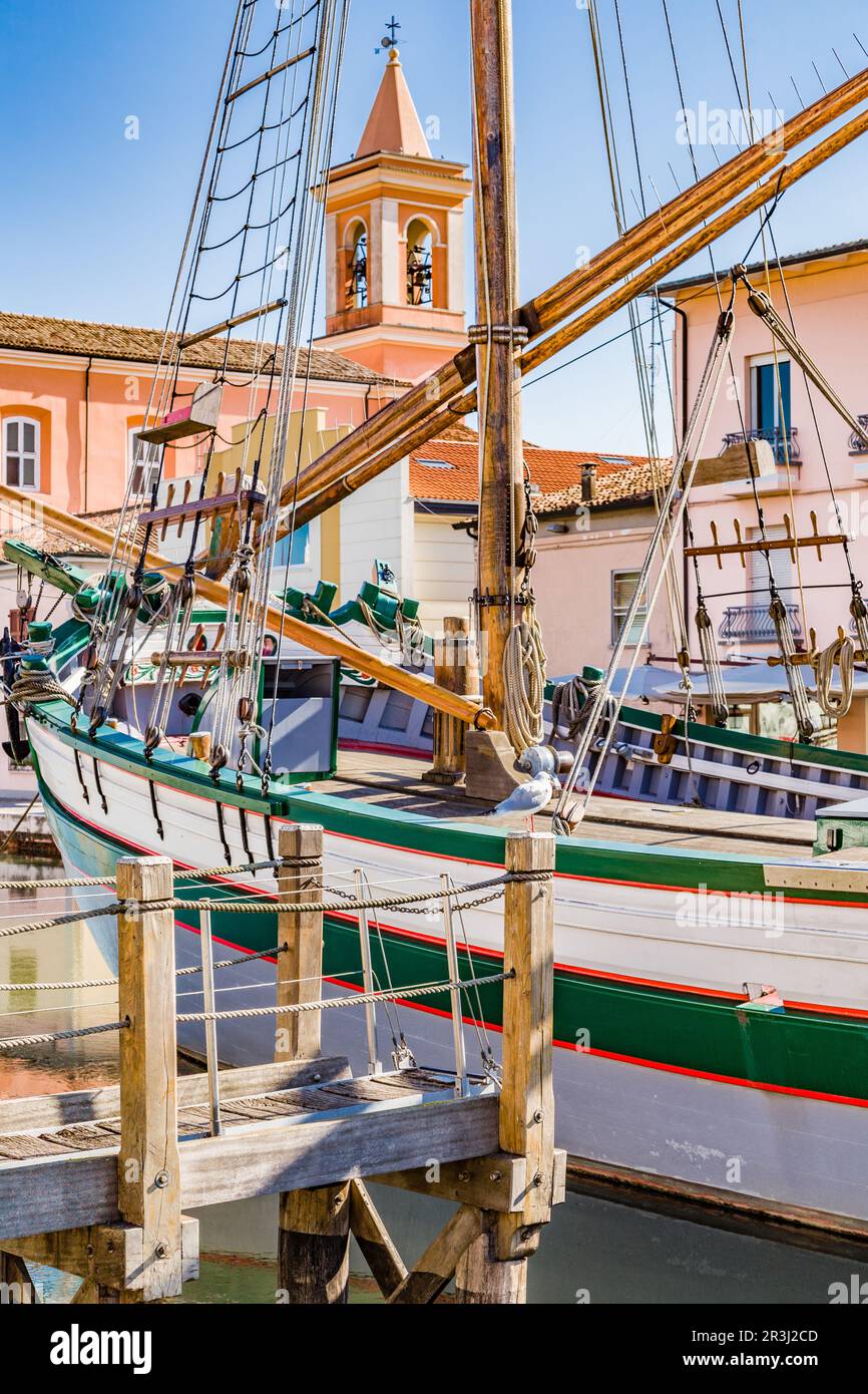 Chiesa e barche sul Canal Port Foto Stock