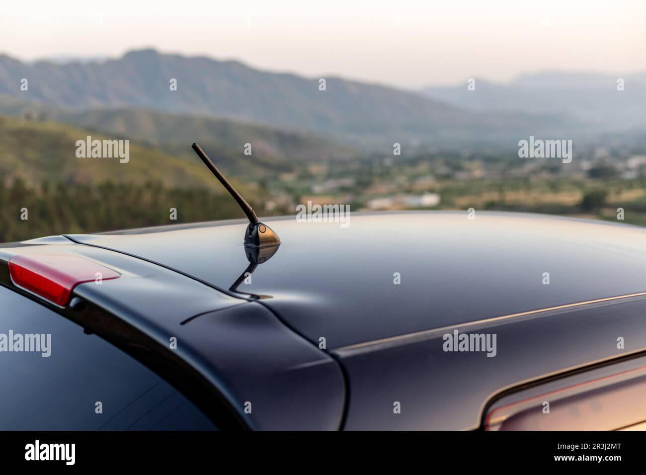 Antenna sul tetto di un'auto con sfondo sfocato. messa a fuoco selettiva Foto Stock