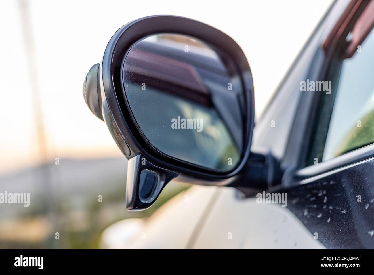 Specchietto laterale di un veicolo con un primo piano dello specchietto di assistenza dei punti ciechi secondario con messa a fuoco selettiva Foto Stock