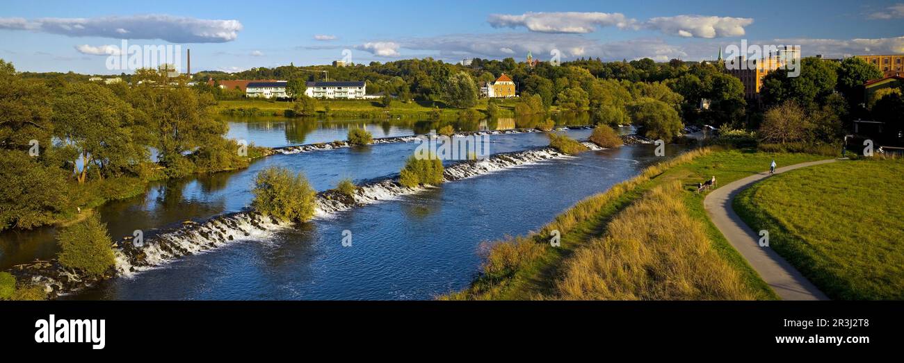 La valle della Ruhr con la pista ciclabile della Valle della Ruhr, Hattingen, Ruhr Area, Germania, Europa Foto Stock