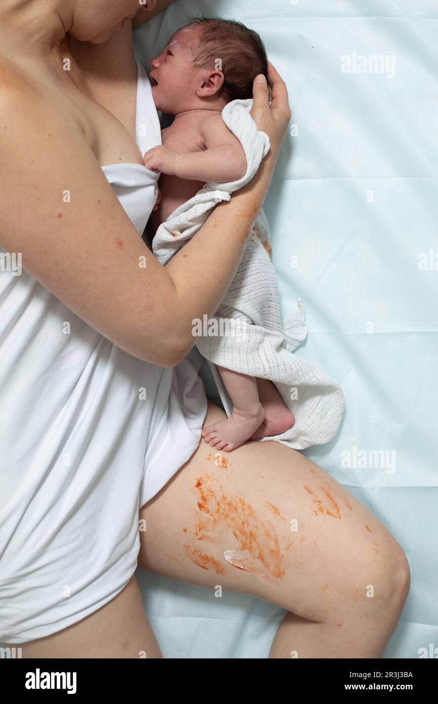 La donna con il bambino appena nato ha un riposo Foto Stock