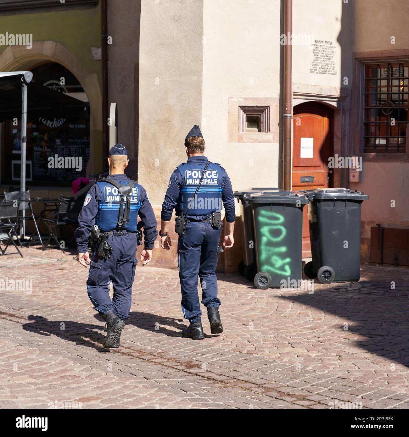 Maggiore presenza di polizia per la sicurezza nel centro della città di Colmar in Francia Foto Stock