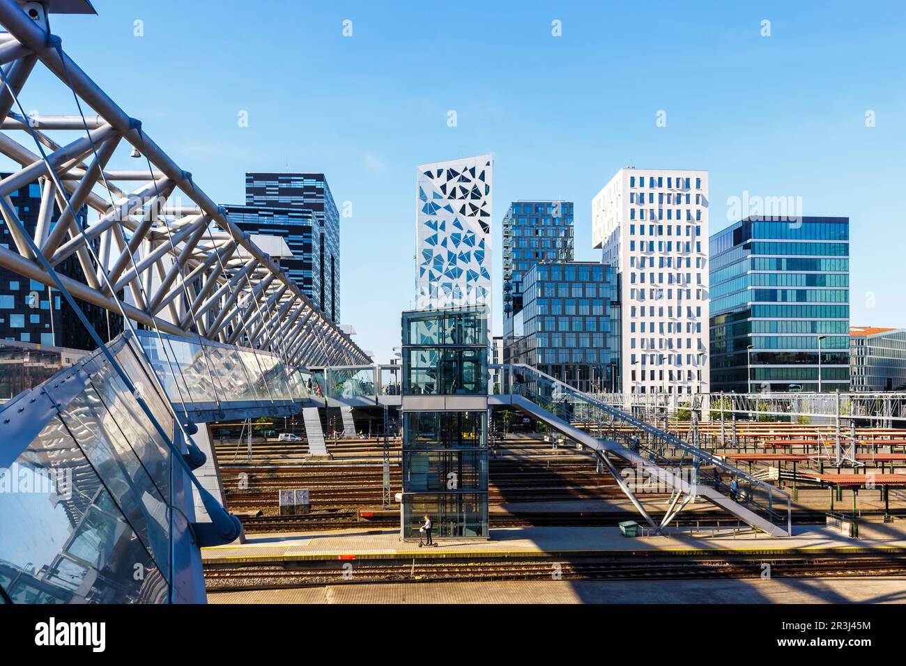 Skyline di Oslo moderno edificio di architettura cittadina con ponte nel quartiere dei codici a barre in Norvegia Foto Stock