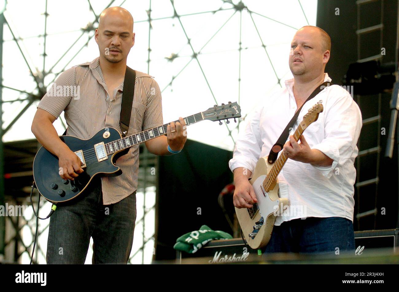 Imola Italia 2004-06-20 : Frank Black e Joey Santiago di Pixies durante l'Heineken Jammin Festival 2004 Foto Stock