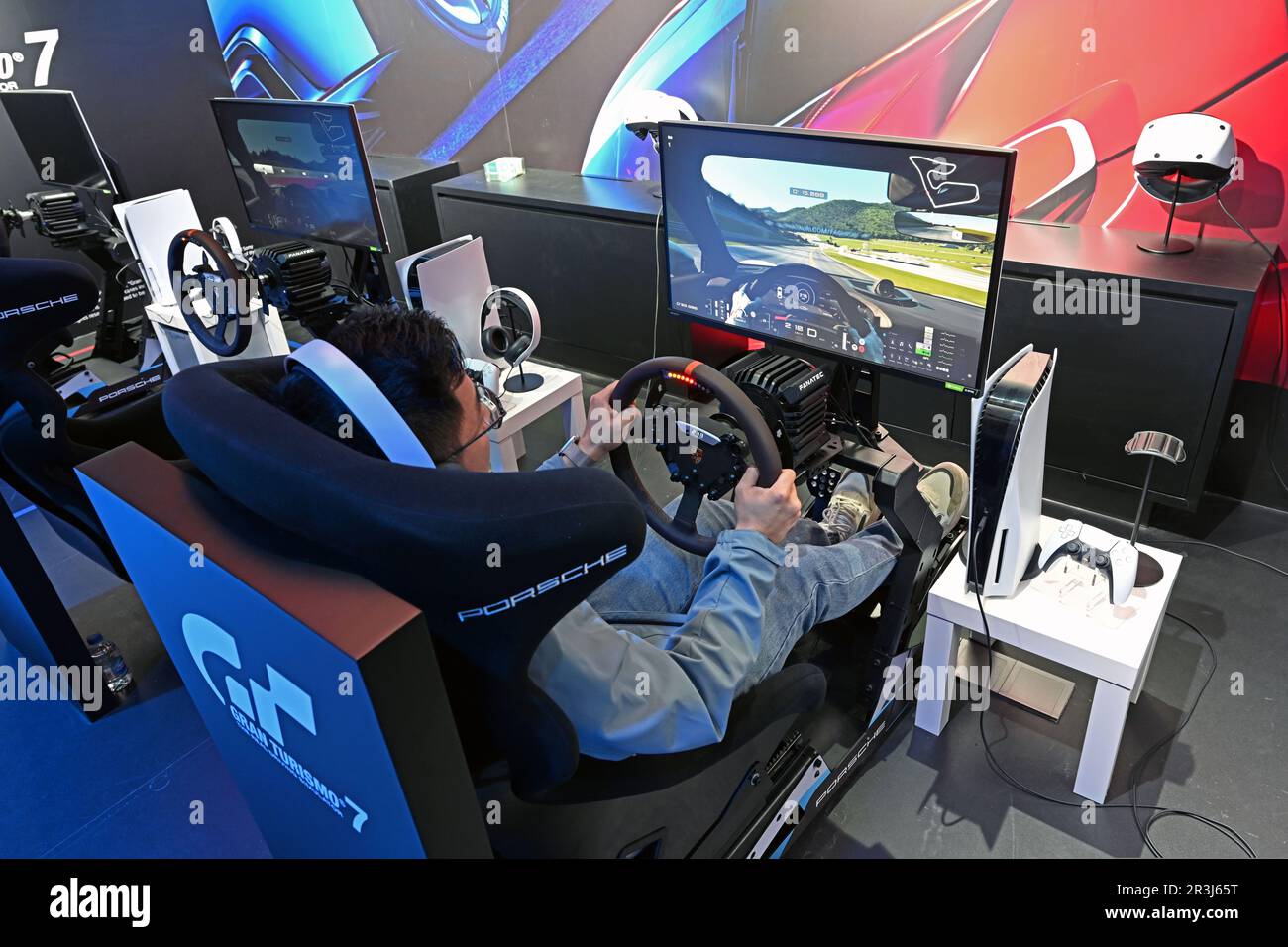 SHANGHAI, CINA - 24 MAGGIO 2023 - le persone giocano a un gioco di corse PlayStation al Sony Expo 2023 di Shanghai, Cina, 24 maggio 2023. Foto Stock