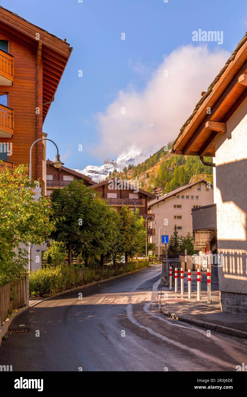 Zermatt, vista sulla strada della città svizzera nella famosa località sciistica delle Alpi svizzere, cima del monte Cervino Foto Stock
