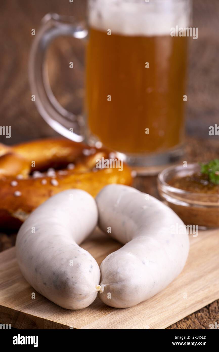 Salsiccia di vitello bavarese con senape Foto Stock