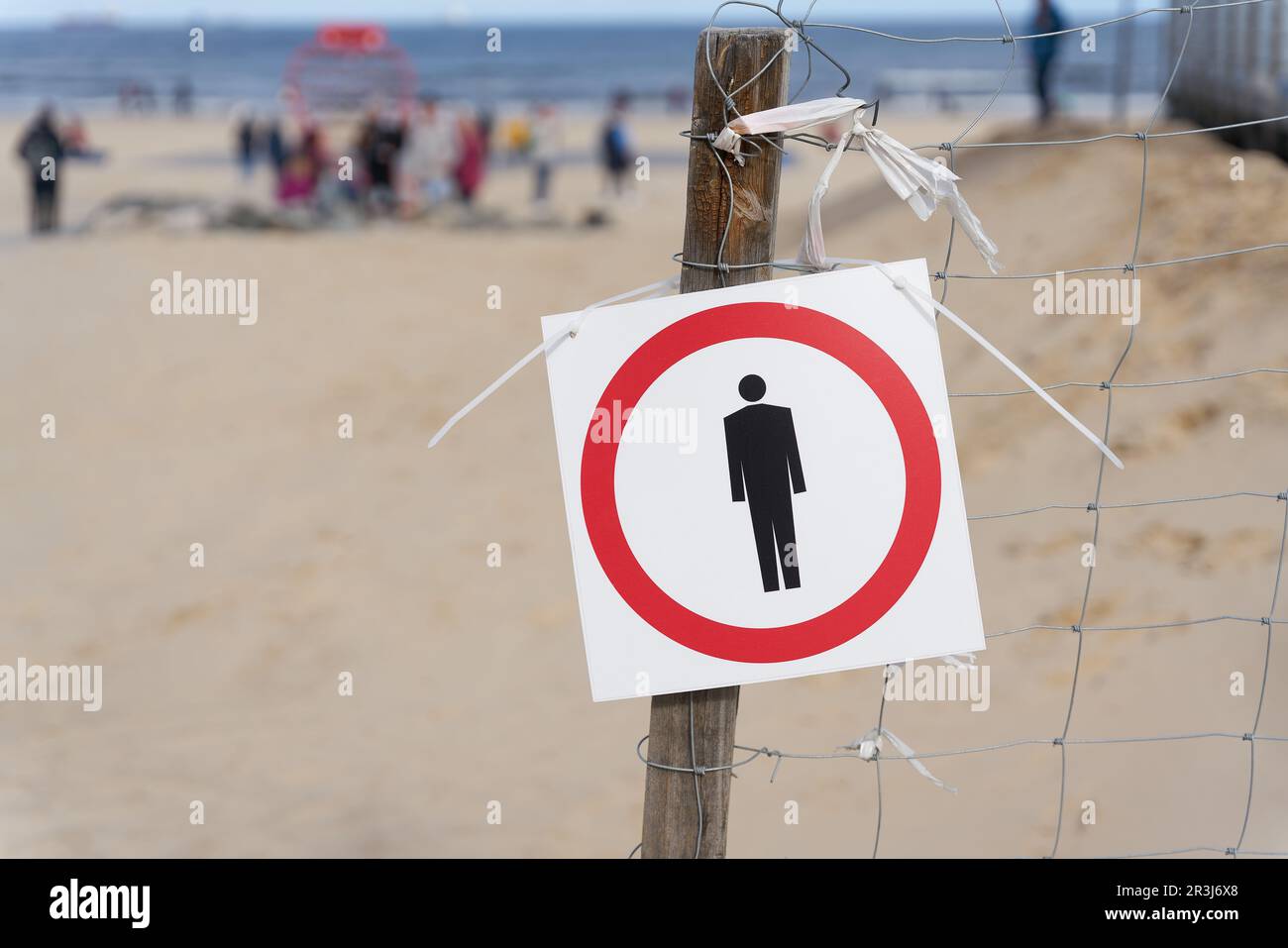 Nessuna violazione per proteggere le dune in un'area protetta della costa baltica polacca vicino a Swinoujscie Foto Stock