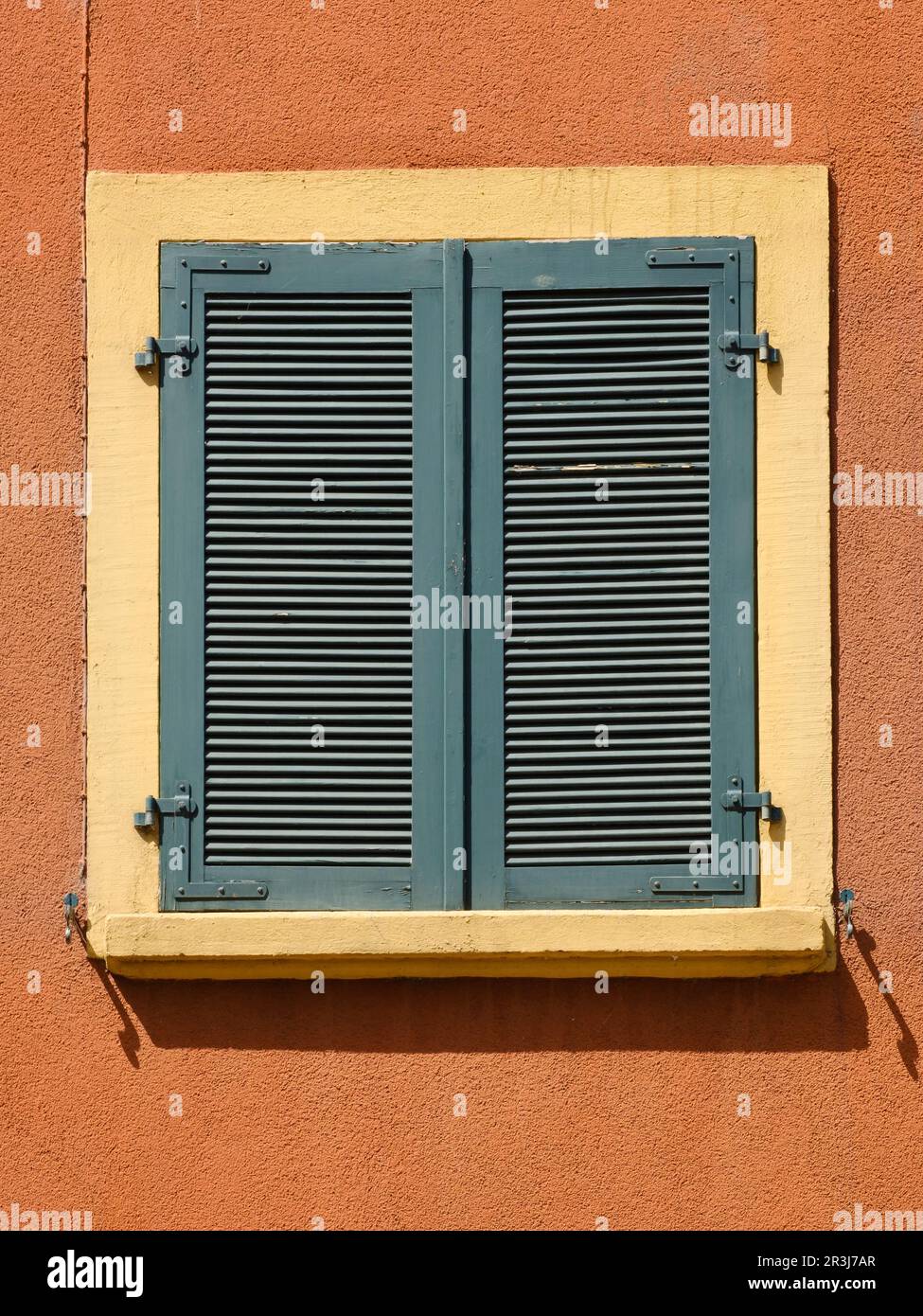 Finestra con serranda chiusa Foto Stock