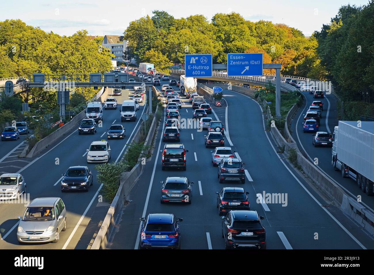 Traffico intenso sull'autostrada A 40 nel centro della città, Essen, nella zona della Ruhr, Germania, Europa Foto Stock