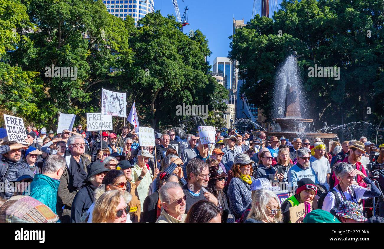 Sydney, Australia. 24 maggio 2023. Le folle si riuniscono a Sydney a sostegno di Julian Assange. Durante la protesta sua moglie, suo padre e suo fratello si rivolse alla folla. Credit: Robert Wallace / Wallace Media Network / Alamy Live News Foto Stock