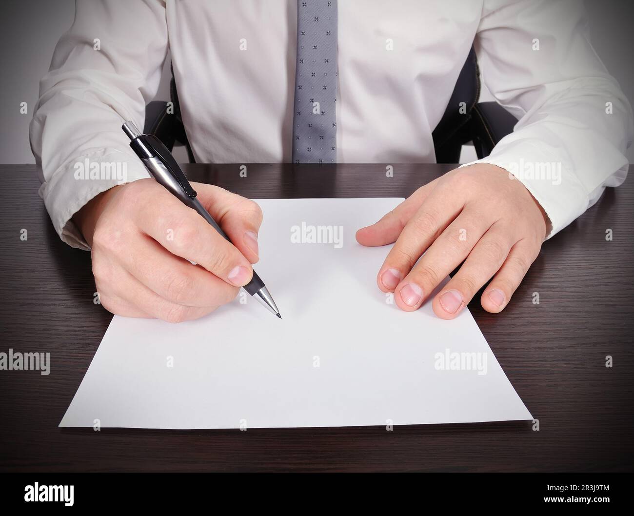 contabile che lavora con carta bianca sul tavolo Foto Stock