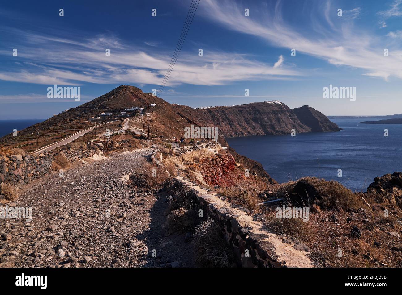Vista aerea panoramica delle scogliere Caldera a Santorini Island, Grecia - Sentiero a piedi Fira a Oia - Vulcano Foto Stock