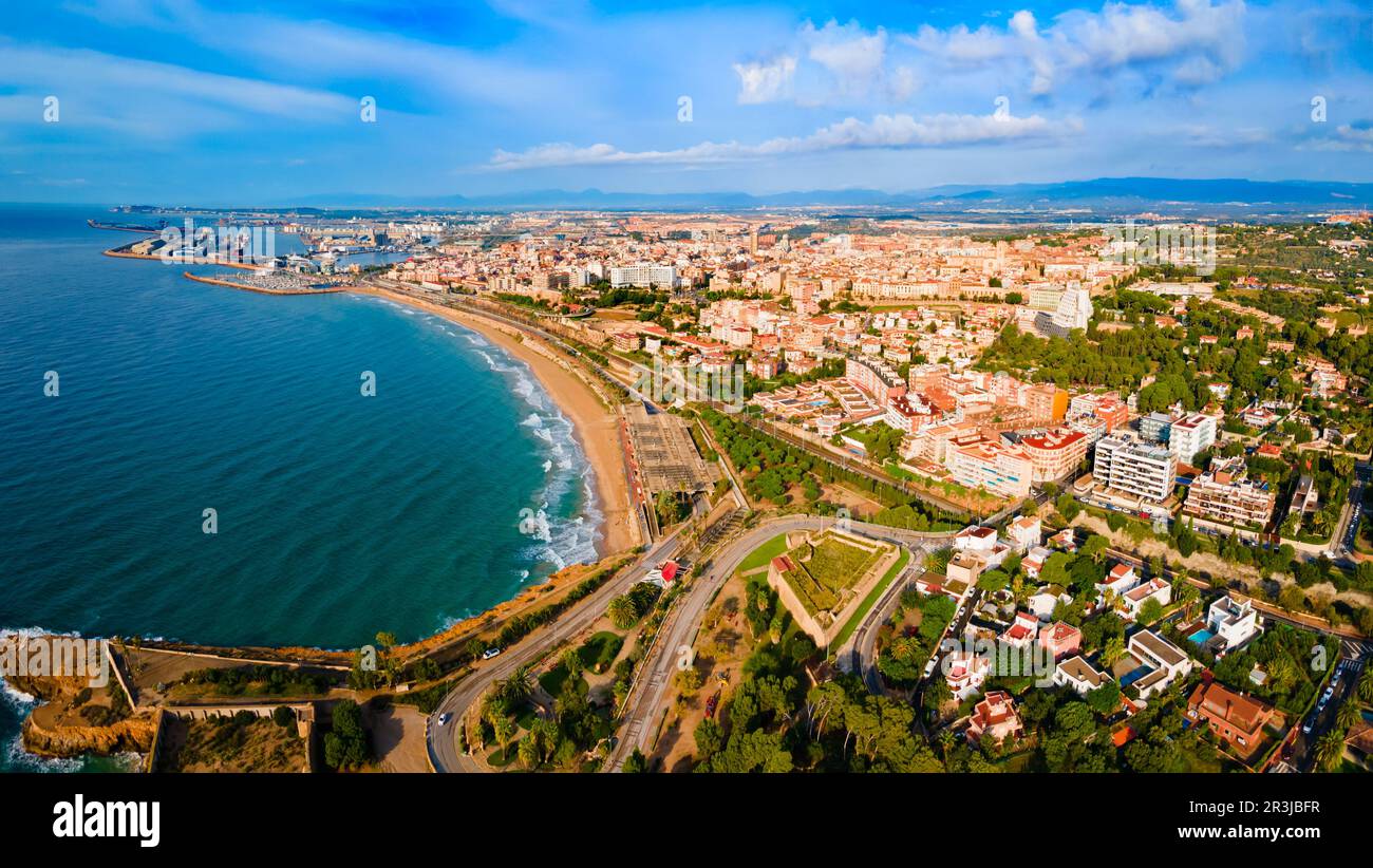 Tarragona città spiaggia vista panoramica aerea. Tarragona è una città portuale situata nel nord-est della Spagna sulla Costa Daurada, sul Mar Mediterraneo. Foto Stock