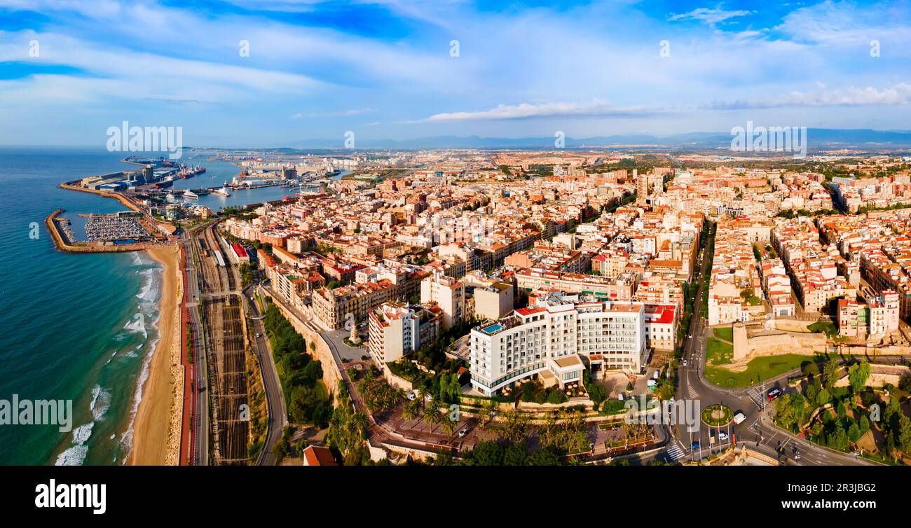 Vista panoramica aerea della città di Tarragona. Tarragona è una città portuale situata nel nord-est della Spagna sulla Costa Daurada, sul Mar Mediterraneo. Foto Stock