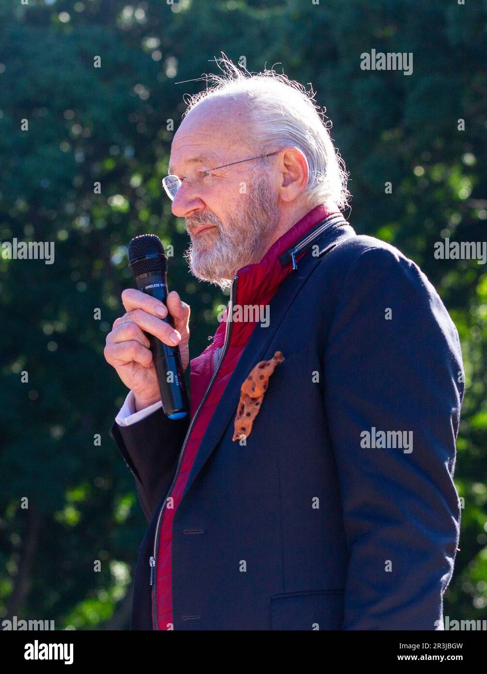 Sydney, Australia. 24 maggio 2023. Le folle si riuniscono a Sydney a sostegno di Julian Assange. Durante la protesta sua moglie, suo padre e suo fratello si rivolse alla folla. Nella foto: John Shipton, padre di Julian Assange. Credit: Robert Wallace / Wallace Media Network / Alamy Live News Foto Stock