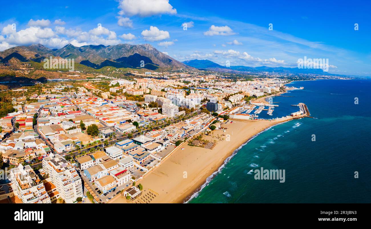 Vista panoramica aerea sulla spiaggia di Marbella. Marbella è una città della provincia di Malaga in Andalusia, Spagna. Foto Stock