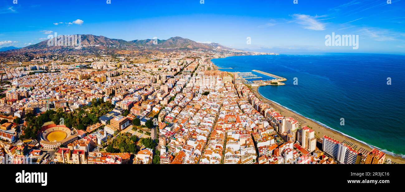 Fuengirola città spiaggia e marina vista panoramica aerea. Fuengirola è una città della Costa del Sol, in provincia di Malaga, in Andalusia. Foto Stock