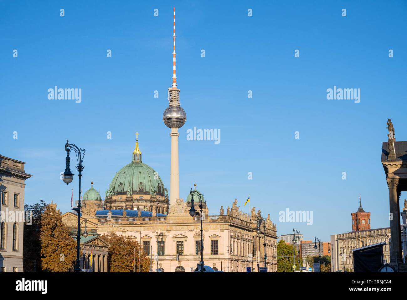 La famosa torre della televisione e alcuni edifici storici del viale Unter den Linden a Berlino, in Germania Foto Stock
