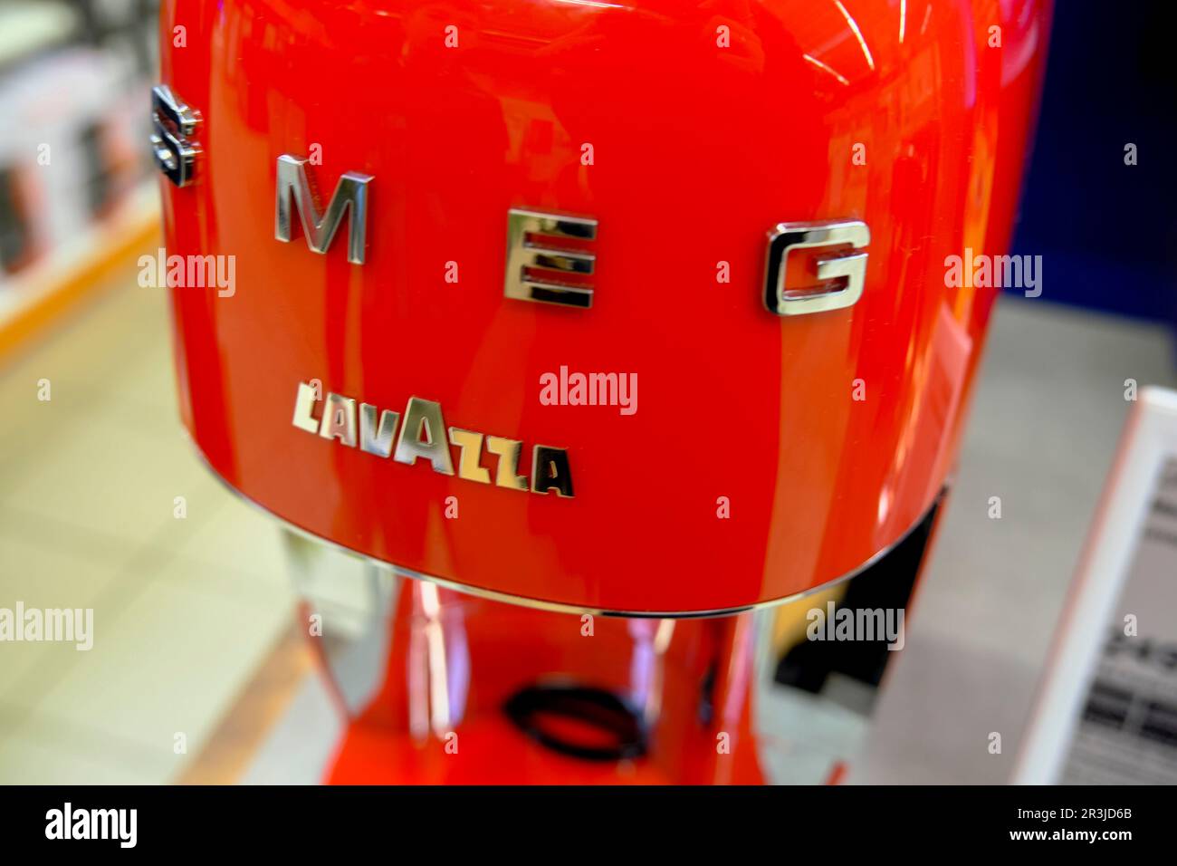 Aprile 2023 Milano, Italia: Primo piano della macchina per caffè Lavazza smog nel negozio di elettronica. Icona del logo Lavazza SMEG Foto Stock