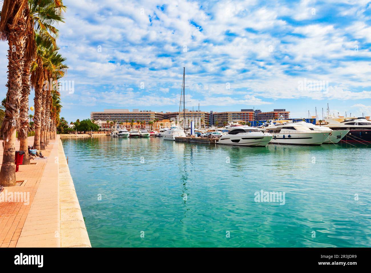 Marina del Porto di Alicante con barche e yacht. Alicante è una città della regione di Valencia, Spagna. Foto Stock