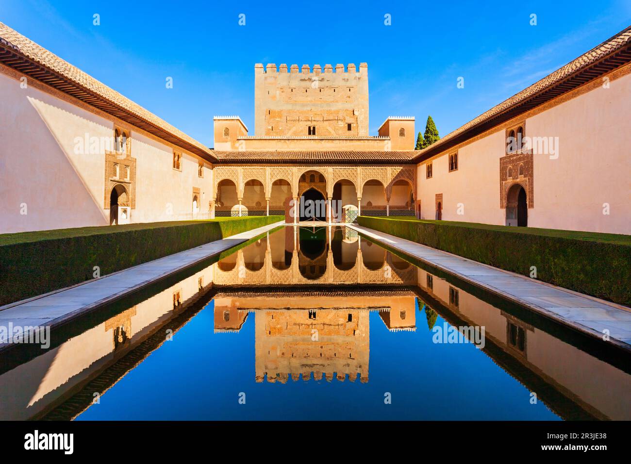 La Corte dei Myrtles è la parte centrale del Palazzo Comares all'interno del complesso del palazzo dell'Alhambra a Granada, Spagna Foto Stock