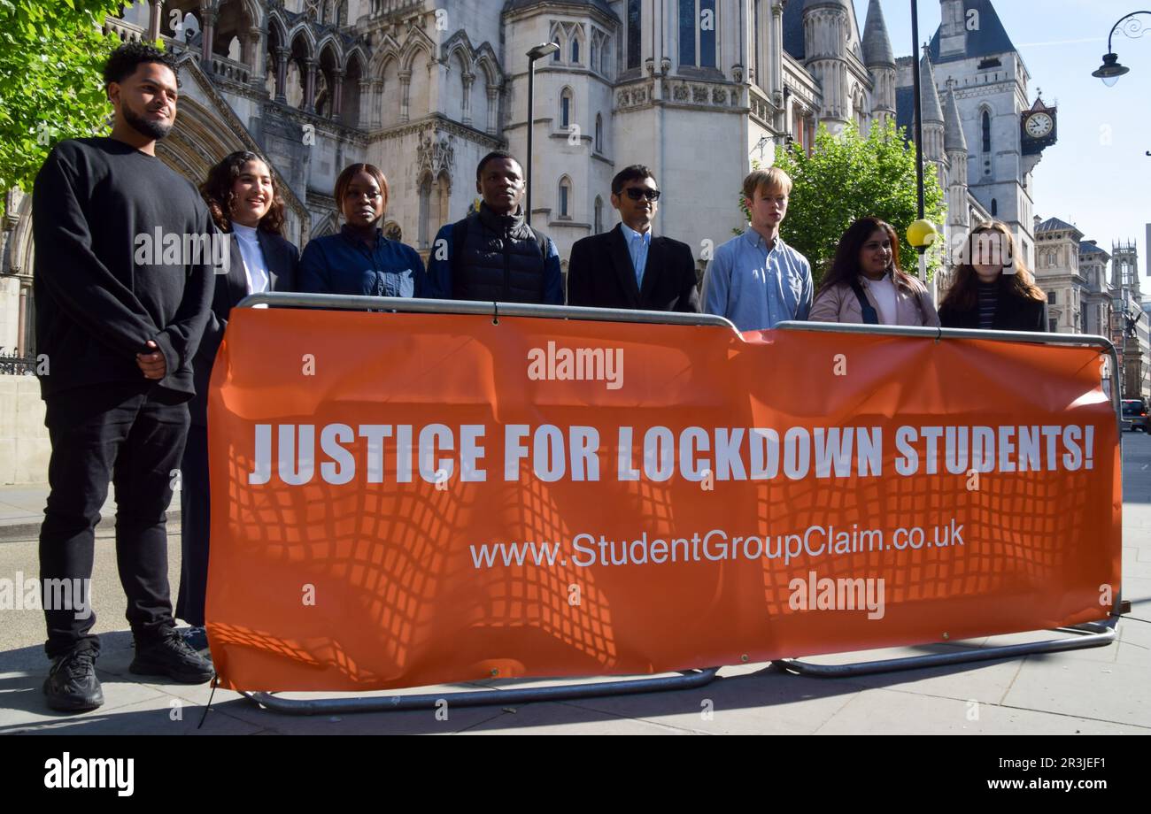 Londra, Regno Unito. 24th maggio 2023. Gli studenti si trovano al di fuori delle Corti reali di Giustizia, mentre decine di migliaia di studenti intraprendono azioni legali contro le università per la rottura dei loro studi causati da blocchi durante la pandemia di coronavirus, così come scioperi. Credit: Vuk Valcic/Alamy Live News Foto Stock