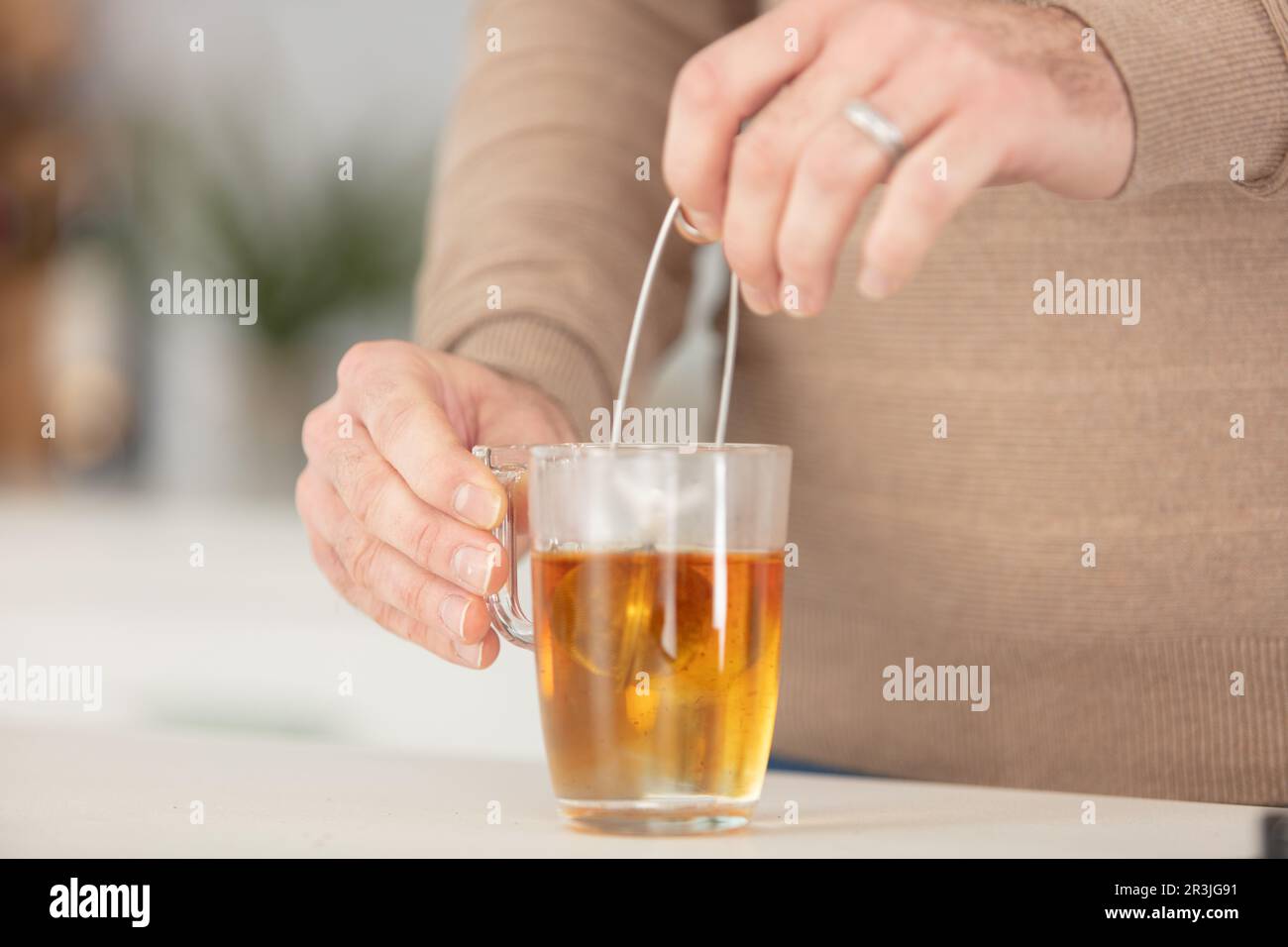 immagine ritagliata del teabag in una tazza trasparente Foto Stock