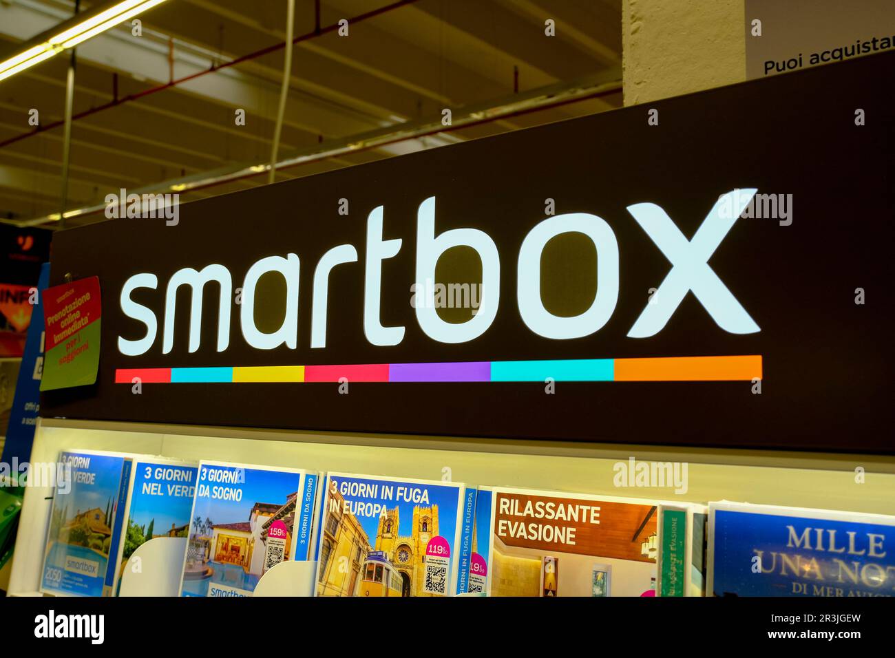 Aprile 2023 Milano, Italia: Primo piano dell'icona del logo Smartbox nel negozio. Piedistallo Smartbox con primo piano di altri buoni regalo e viaggi Foto Stock