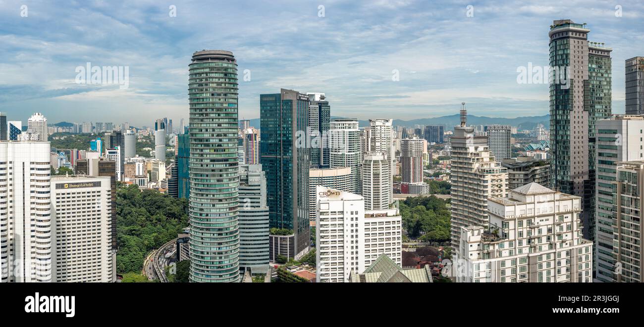Kuala Lumpur, Malesia - 22 Febbraio 2023: Vista aerea panoramica del centro di Kuala Lumpur con il grattacielo più alto. Immagine del paesaggio urbano di Kuala Lumpur Foto Stock