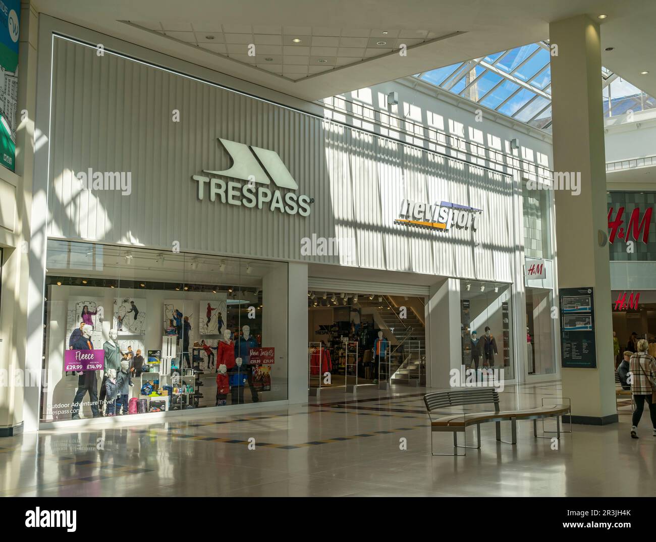 Nuovo outlet di abbigliamento e sport all'aperto APERTO aperto nel centro commerciale Waterside Lincoln City, Lincolnshire, Inghilterra, regno unito, Foto Stock