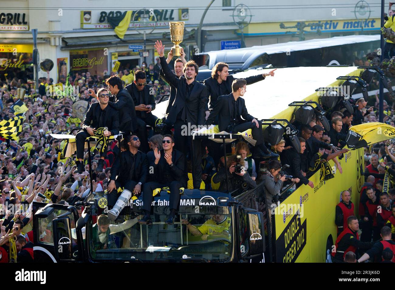 Dortmund, Germania. 24th maggio, 2023. Borussia Dortmund sulla strada per il campionato tedesco dopo 11 anni. FOTO DI ARCHIVIO: I giocatori di Dortmund sono seduti sul tetto dell'auto, da sinistra a destra Moritz LEITNER, Shinji KAGAWA, Lucas BARRIOS, Sebastian KEHL, Ivan PERISIC, Neven SUBOTIC, Mats HUMMELS, Chris LOEWE (Lâ? WE, DO) (All DO), giubilazione, Cheering, Joy, Cheers, football 1st Bundesliga, BV Borussia Dortmund (DO) - 2012° campionato sulla Borsigplatz il 13th maggio 2012 a Dortmund, stagione 1112 Credit: dpa/Alamy Live News Foto Stock