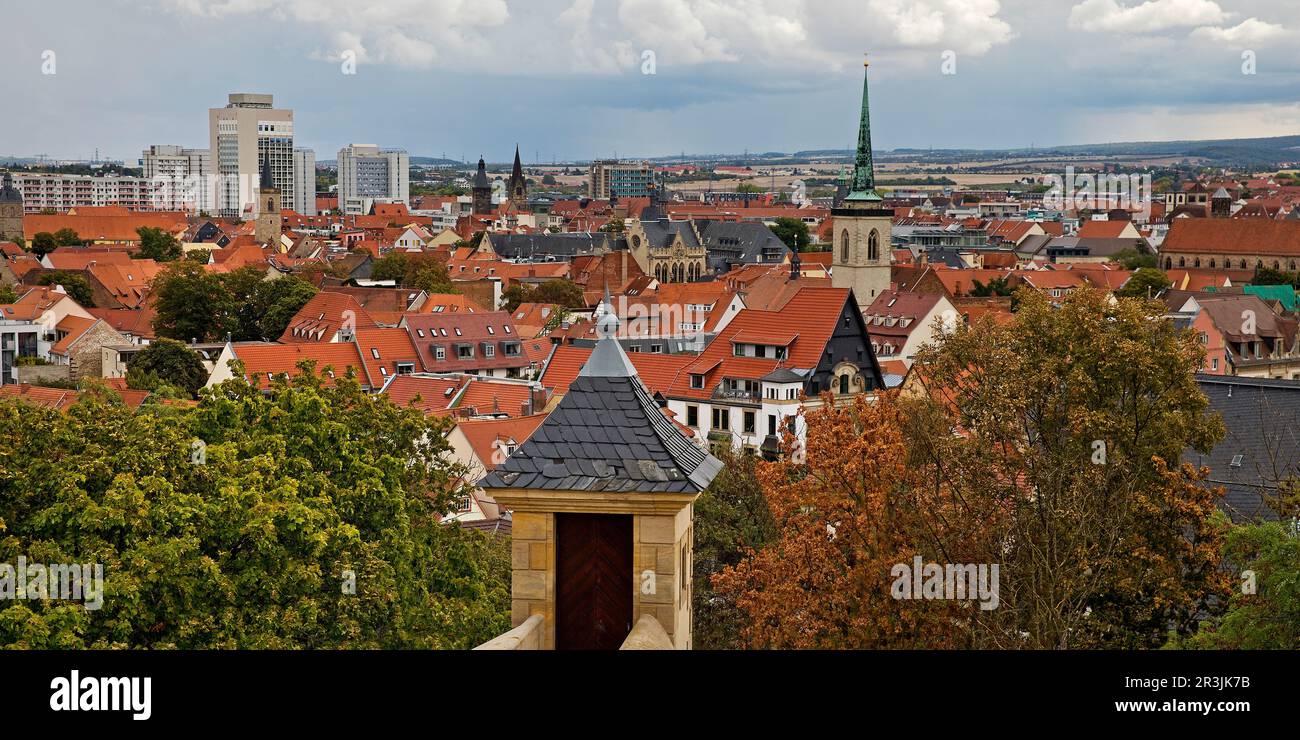 Vista sulla città con la vecchia architettura della città vecchia e nuovi edifici, Erfurt, Turingia, Germania Europa Foto Stock