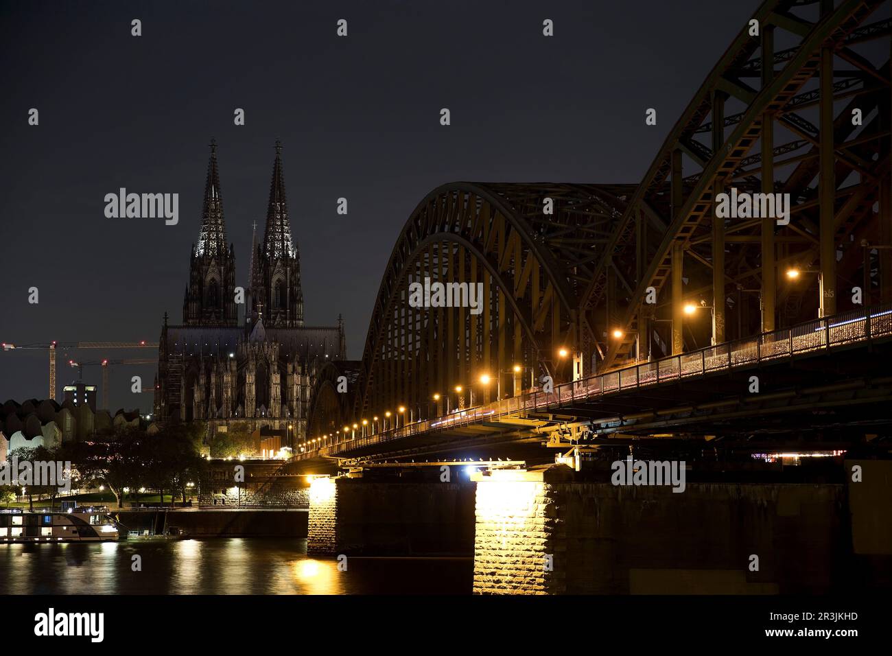 Risparmio energetico, Cattedrale di Colonia con il Ponte Hohenzollern poco  illuminato, Colonia, Germania, Europa Foto stock - Alamy